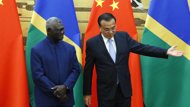 Solomon Adaları Başbakanı Sogavare (solda), Çinli mevkidaşı Li Keqiang ile Pekin'de. 9 Ekim 2019 | Fotoğraf: AFP
